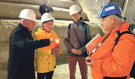 Die Neffen Marcel und Jean-Pierre sowie Andreas Schmoller vom Jägerstätter Institut der KU Linz und Rudolf Haunschmid vom Gedenkdienstkomitee Gusen (v. l.) beim Entzünden einer Gedenkkerze im Stollen „Bergkristall“.  