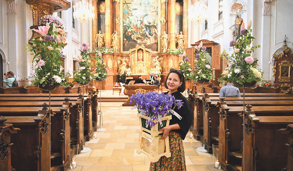 Duftende Blütenpracht - Die Lange Nacht der Kirchen war ein  Erlebnis für alle Sinne.  Die Linzer Ursulinenkirche versank in einem Blütenmeer, gestaltet von Florist:innen. 