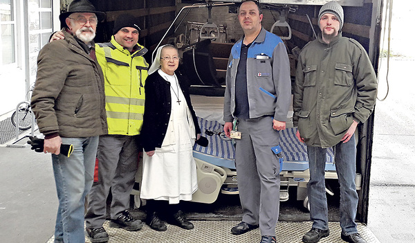 Johann Pramhaas (links) beim Verladen eines Hilfstransports im Klinikum Wels  