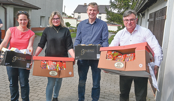 Ein starkes Team  mit Lebensmitteln aus Österreich: Pfarrer Stanisław Szymus (von rechts), Generaldechant Slawomir Dadas, Bürgermeisterin Marzena Swieczak und Caritas-Regionalkoordinatorin für Wels Ursula Hois.