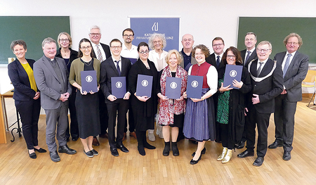 Die Absolvent:innen mit Universitätsrektor Christoph Niemand (2. von rechts) und Professor:innen und Bischof Manfred Scheuer (2. von links), der als Großkanzler der KU Linz vorsteht. 