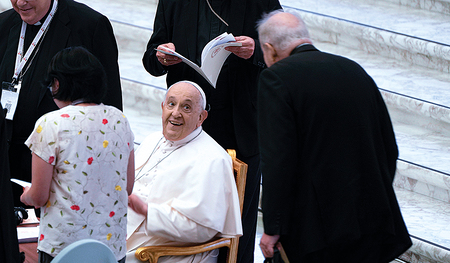 Papst Franziskus im Gespräch mit Kardinal Schönborn. Im Hintergrund die Synodenverantwortlichen, Generalrelator Kardinal Jean-Claude Hollerich und Generalsekretär Kardinal Mario Grech.  