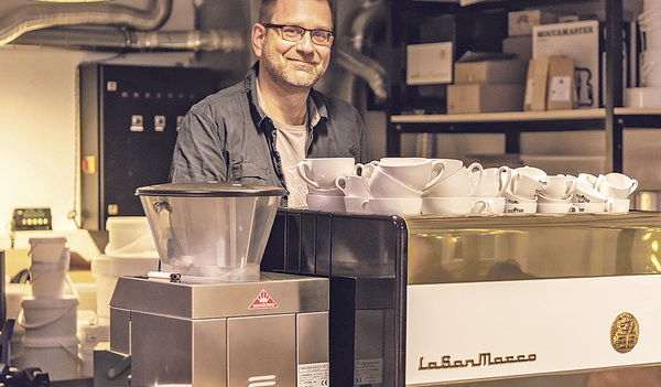 Peter Zechmeister eröffnete im November 2018 die Kaffee-rösterei „dunkelhell“ im Zentrum von Wels. 
