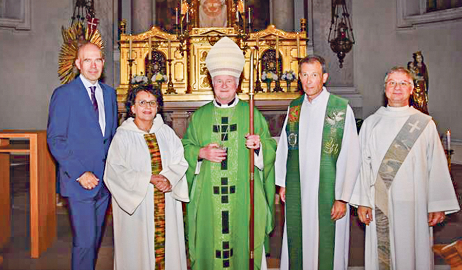Von links im Bild: Andreas Janschek, Monika Weilguni, Manfred Scheuer, Martin Füreder und Diakon Hans Otmar Pum.   