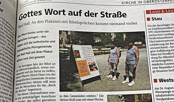 Die Aktion brachte Passant:innen mit Plakaten Bibelsprüche näher.