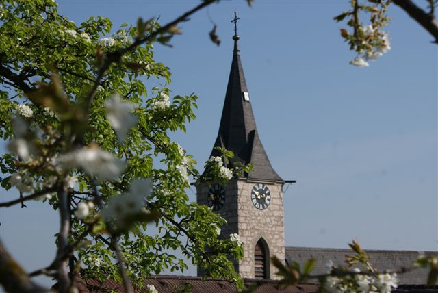 Kirchturm der Pfarre PInsdorf als Musterfoto