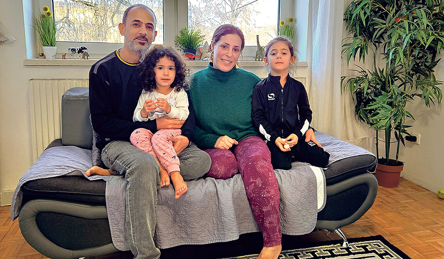 Furqan und Hadeer hoffen, dass sie dauerhaft bleiben können. Im Bild sind ihre beiden Töchter, fünf und drei Jahre alt. Der älteste Sohn ist nicht am Bild, weil er beim Besuch der Kirchenzeitung gerade in der Schule war.   