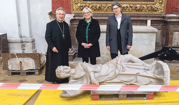 Von links: Abt Ambros Ebhart, Landeskonservatorin Petra Weiss und Baumeister Peter Griebaum    