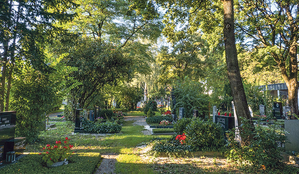 Ökologisch gestalteter Friedhof ist sowohl ein Ort des Trauerns und Erinnerns als auch ein Lebens- und Begegnungsraum mit vielen Bäumen und Blumen (im Bild: der St. Barbara-Friedhof in Linz). 