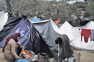 Da das offizielle Flüchtlingscamp Moria auf Lesbos (im Hintergrund) komplett überfüllt ist, schlagen Migranten ihre Zelte außerhalb des Lagers auf. 