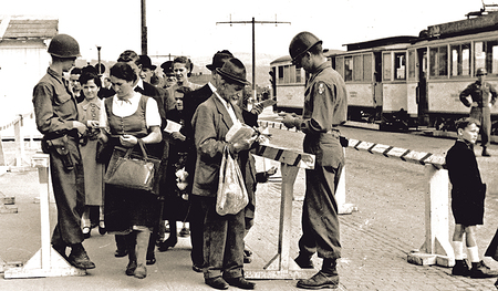 US-amerikanische Soldaten kontrollieren an der Grenze zwischen den Besatzungszonen der USA und der Sowjets auf der Linzer Nibelungenbrücke.