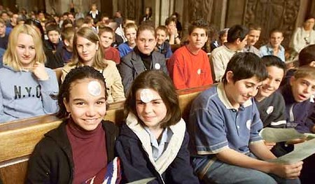 Sch?lerinnen beim Gottesdienst. 110 Jahre Albertus Magnus-Schule (AMS).
Wien, Stephansdom, 2.5.2002
? Franz Josef Rupprecht; A-7123 M?nchhof; Bank: Raiffeisenbank M?nchhof (BLZ 33054), Kto.-Nr.: 17.608 