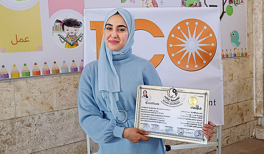 Drei junge Frauen aus dem wirtschaftlich und sozial am Boden liegenden Syrien zeigen, dass trotz aller Widrigkeiten Hoffnung Realität werden kann:  S. (oben) präsentiert mit Stolz ihr Berufszertifikat als Näherin.