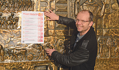 Pfarrleiter Harald Prinz in Enns beim Thesenanschlag. 