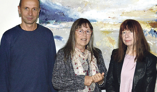 Pfarrassistent Robert Kettl (von links) , Margarete Wolfthaler und Maria Moser. Wolfthaler und Hermann Emprechtinger kuratieren das pfarrliche Kunstprojekt „Glaubensbilder – Lebensbilder“.   