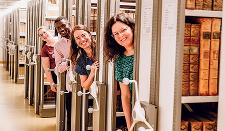 Vielfältig: Blick in die Diözesanbibliothek an der KU.