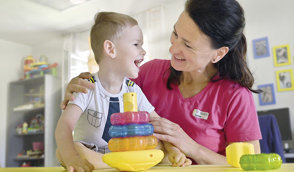 Mason ist zwei Jahre alt und sehr lernwillig. Hier im Bild ist er mit Physiotherapeutin Petra Schreiberhuber zu sehen. Nur wenn es Spass macht, gibt es Lernfortschritte, ist ihre Erfahrung.  