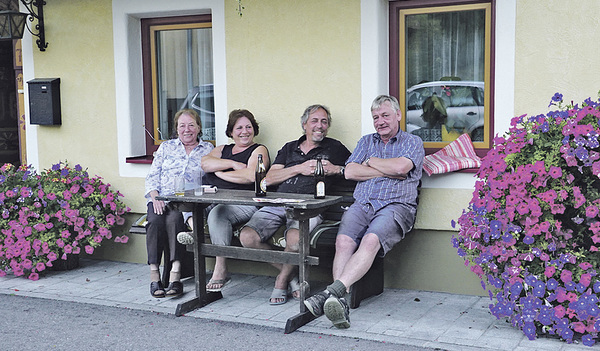 Daheim und doch ein wenig fort. Begegnung auf der Hausbank. 