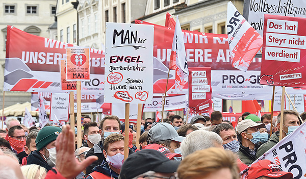 Mehr als 2.200 Arbeitsplätze stehen im MAN-Werk in Steyr auf dem Spiel. Von Kampfstimmung wie beim Protestmarsch im Herbst (Bild) ist derzeit nichts mehr zu spüren.    FOTOKERSCHI.AT / APA / picturedesk.com 