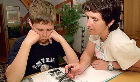 Frau hilft Kind beim lernen [ (c) www.BilderBox.com, Erwin Wodicka, A-4063 Breitbrunn, Tel. +43 676 5103 678. Verwendung nur gegen HONORAR, BELEG, URHEBERVERMERK und den AGB?s auf www.bilderbox.com ] in an am um in einer beim Schule lernen Haus?bung 