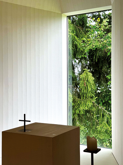 Wer in der Kapelle Salgenreute in Krumbach/Vorarlberg betet oder eine Maiandacht mitfeiert, sieht durch ein großes Fenster in die Umgebung hinaus.   