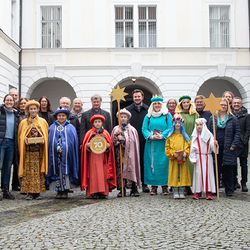 Sternsinger:innen der Dompfarre und der Pfarrgemeinde Linz-Christkönig zu Besuch bei Bischof Manfred Scheuer im Bischofshof