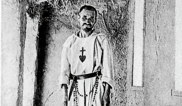 Als Charles de Foucauld (1858–1916) mit 17 Jahren wegen Faulheit und unmöglichem Benehmen vom Pariser Jesuitengymnasium flog, ahnte niemand, dass er sich zum Mystiker und Ordensvater entwickeln würde.