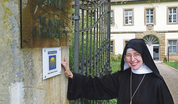 Die Äbtissin Sr. Mechthild Thürmer (63) trat 1978 in die Benediktinerinnenabtei Maria Frieden in Kirchschletten bei Bamberg in Bayern ein.   - Infos zur Abtei Maria Frieden:  www.abtei-maria-frieden.de 