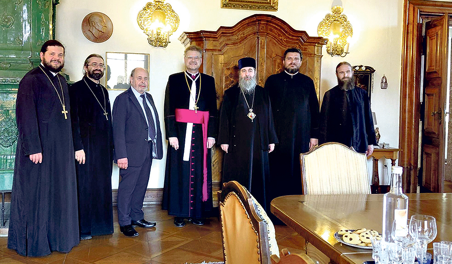 Der rumänisch-orthodoxe Erzpriester P. Stefan Lungeanu (links) und Bischof Siluan von Ungarn (3. von rechts) in Begleitung weiterer Geistlicher bei der Rückgabe der Florian-Reliquie und -Ikone an Propst Klaus Sonnleitner (Mitte). Vermittelt hat die Ü