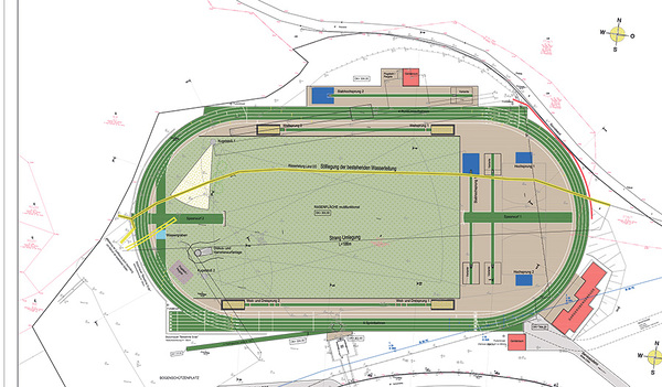 Die neue Leichtathletikanlage wird auf dem bereits bestehenden Sportplatz errichtet. Dieser wird dazu erweitert: die Böschung (links) wird abgetragen, die Wiese (rechts) wird aufgeschüttet.  