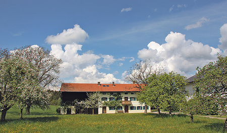 Der Leherbauer-Hof (links) ist heute als Jägerstätter-Haus bekannt. 
