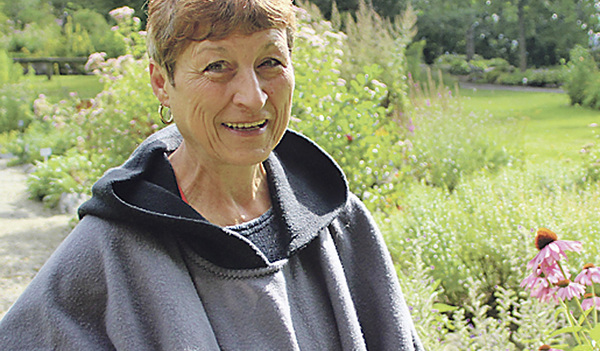 Waltraud Müller ist Obfrau des Vereins Bio-Heilkräutergarten Klaffer.  