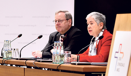Der scheidende Vorsitzende der Deutschen Bischofskonferenz Georg Bätzing (li.) und ZdK-Präsidentin Irme Stetter-Karp (re).