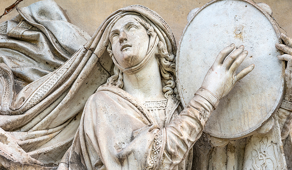 Am Moskauer Donskoi-Kloster zeigt ein Relief aus dem Jahr 1849 Moses Schwester, die Prophetin Mirjam. 