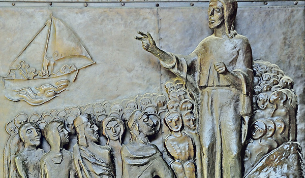 Jesus predigt, dargestellt von Roland Friedrichsen auf einem Portal der Verkündigungsbasilika in Nazaret. 