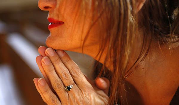 Viele Frauen bleiben und gestalten Kirche mit – trotz Krisen und Skandale.