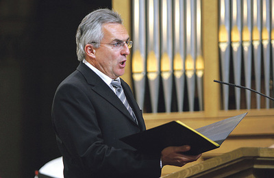 Domkapellmeister Josef Habringer ist Sänger, Chor- und Ensembleleiter und Theologe. Habringer: „Musik schafft es, die Ursehnsucht nach Harmonie und Geborgenheit anzusprechen.“ 