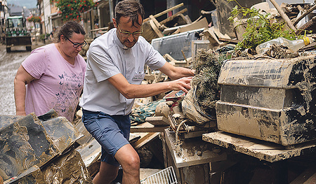Aufräumarbeiten in Bad Neuenahr-Ahrweiler nach der Flut im Juli 2021: Pfarrer Jörg Meyrer packt mit an.