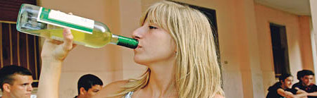 Jugendliche konsumieren Alkohol - Teenager with alcohole