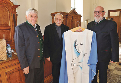 Pfarrer Rockenschaub und Bischof Aichern mit dem Messkleid aus Italien