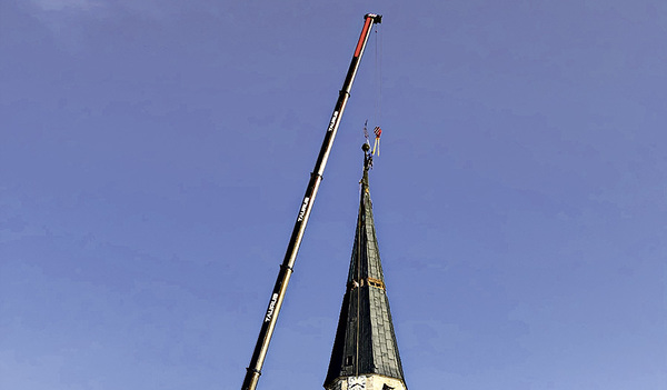 Nicht alle Tage zu sehen: die Abnahme eines Turmhelms der Pfarrkirche Schwand im Innkreis. 