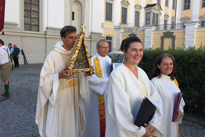 Prozession mit Stiftskirche im Hintergrund