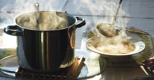 Dampfende Suppe [ (c) www.BilderBox.com, Erwin Wodicka, A-4063 Breitbrunn, Tel. +43 676 5103 678. Verwendung nur gegen HONORAR, BELEG, URHEBERVERMERK und den AGB?s auf www.bilderbox.com ] in an am um im  auf einer beim Suppe Suppen Suppenkaspar Nahru