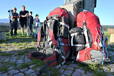 Pro Person 12 kg Reisgepäck im Rucksack.