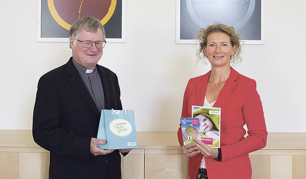 Ein Überraschungspaket für Bischof Manfred Scheuer, überreicht durch „Aktion Leben OÖ“-Geschäftsführerin Ingrid Koller.   