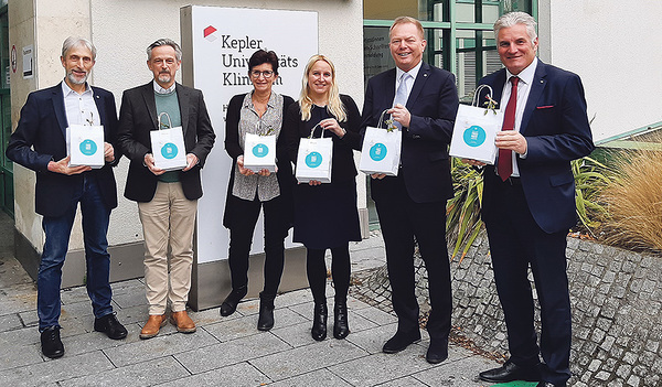 Übergabe der Schokolade im Med Campus III des Kepler Universitätsklinikums. „OÖ Gesundheitsholding“-Geschäftsführer Karl Lehner (rechts) sagt im Namen aller Häuser Danke.   