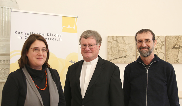 V. l.: Pastoralamtsdirektorin Gabriele Eder-Cakl, Bischof Manfred Scheuer und Missionar Christian Mayr.