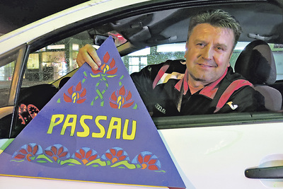 Ein Autofahrer, der Johann Grabner mitgenommen hat. Viele lassen sich als Erinnerung an die gemeinsame Fahrt mit Grabners Schildern fotografieren.   