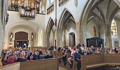 Bernhard Prammer organisiert gemeinsam mit Kolleg/innen Kinder-Orgeltage zum Schnuppern in evangelischen und katholischen Pfarrkirchen
