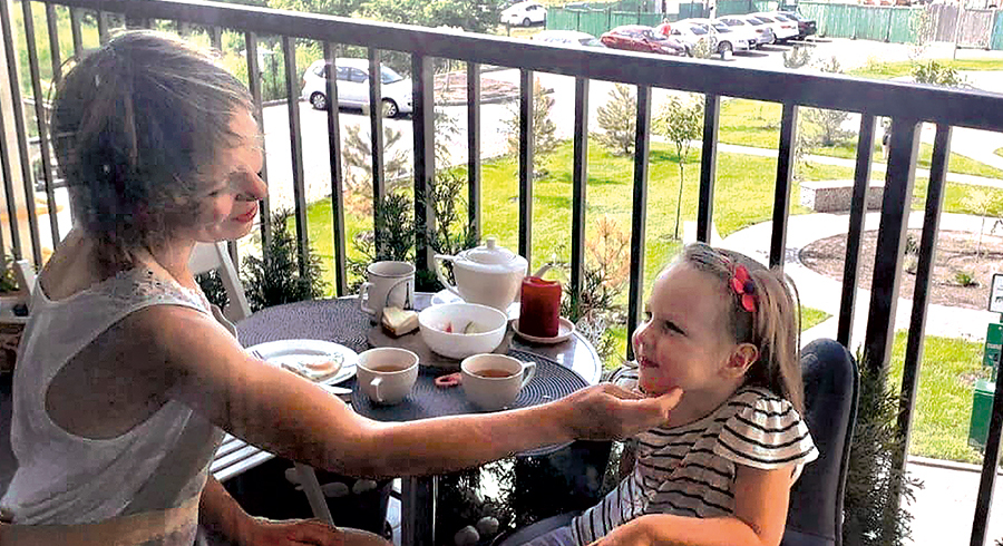 Ein Schnappschuss aus dem „früheren Leben“: Nadja V. und Tochter Daria beim Frühstück auf dem Balkon in der ukrainischen Stadt Butscha, die 2022 durch Kriegsverbrechen bekannt wurde.